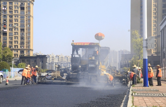 2020年3月20日上午，宜春市高士北路路面改造工程快速推進，施工現(xiàn)場一片繁忙景象